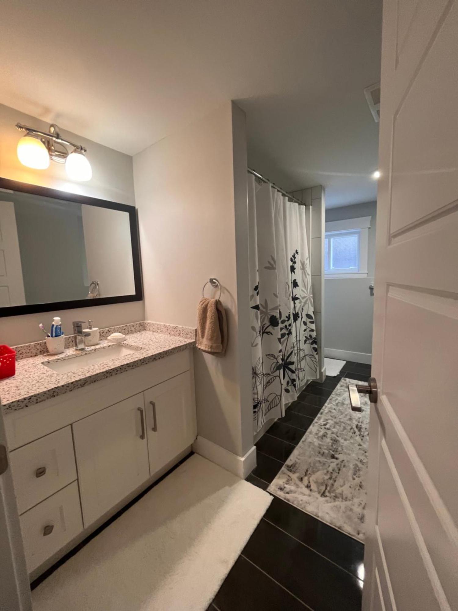 2 Bedroom Suite With Full Kitchen Revelstoke Exterior photo