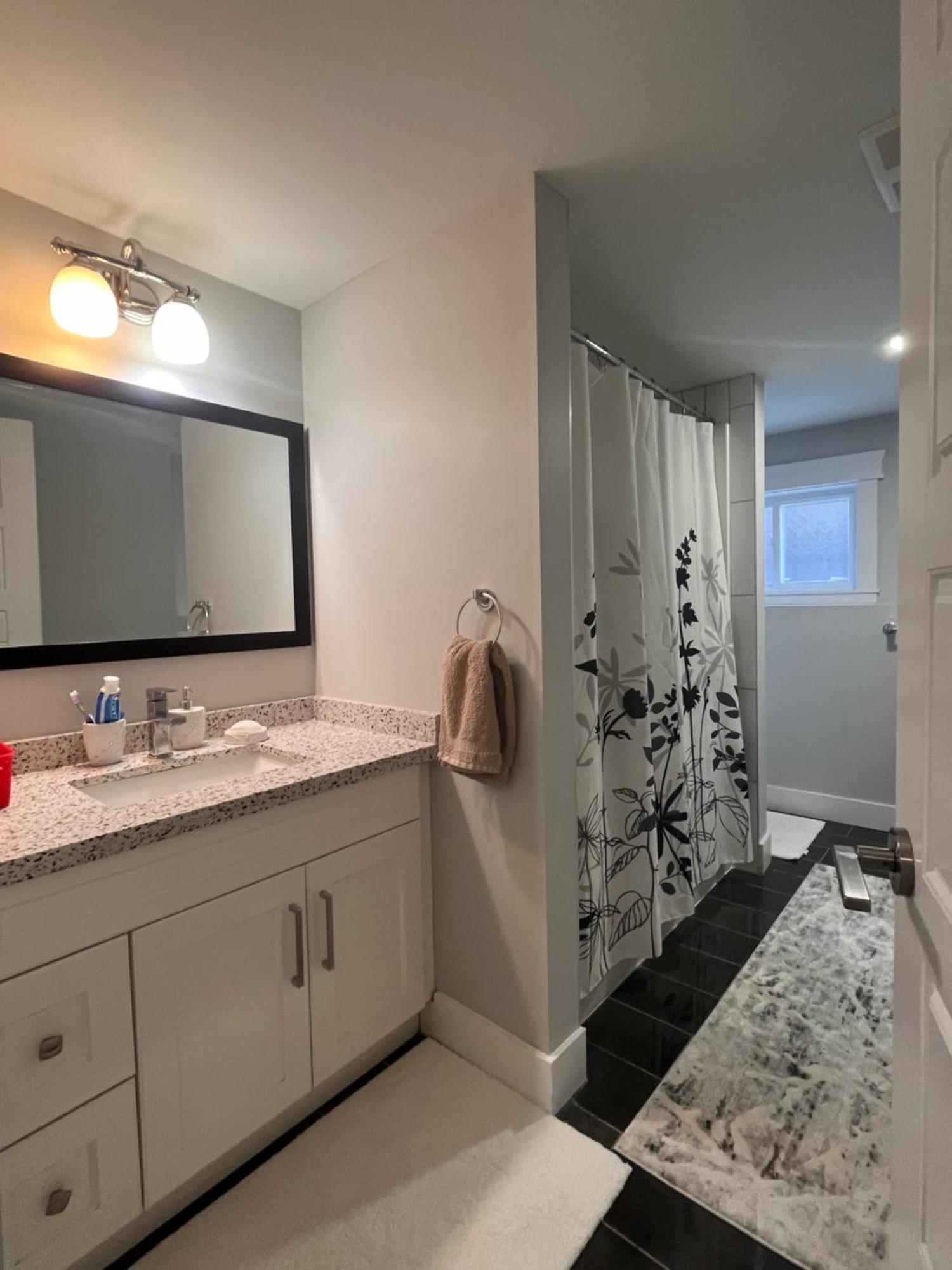 2 Bedroom Suite With Full Kitchen Revelstoke Exterior photo