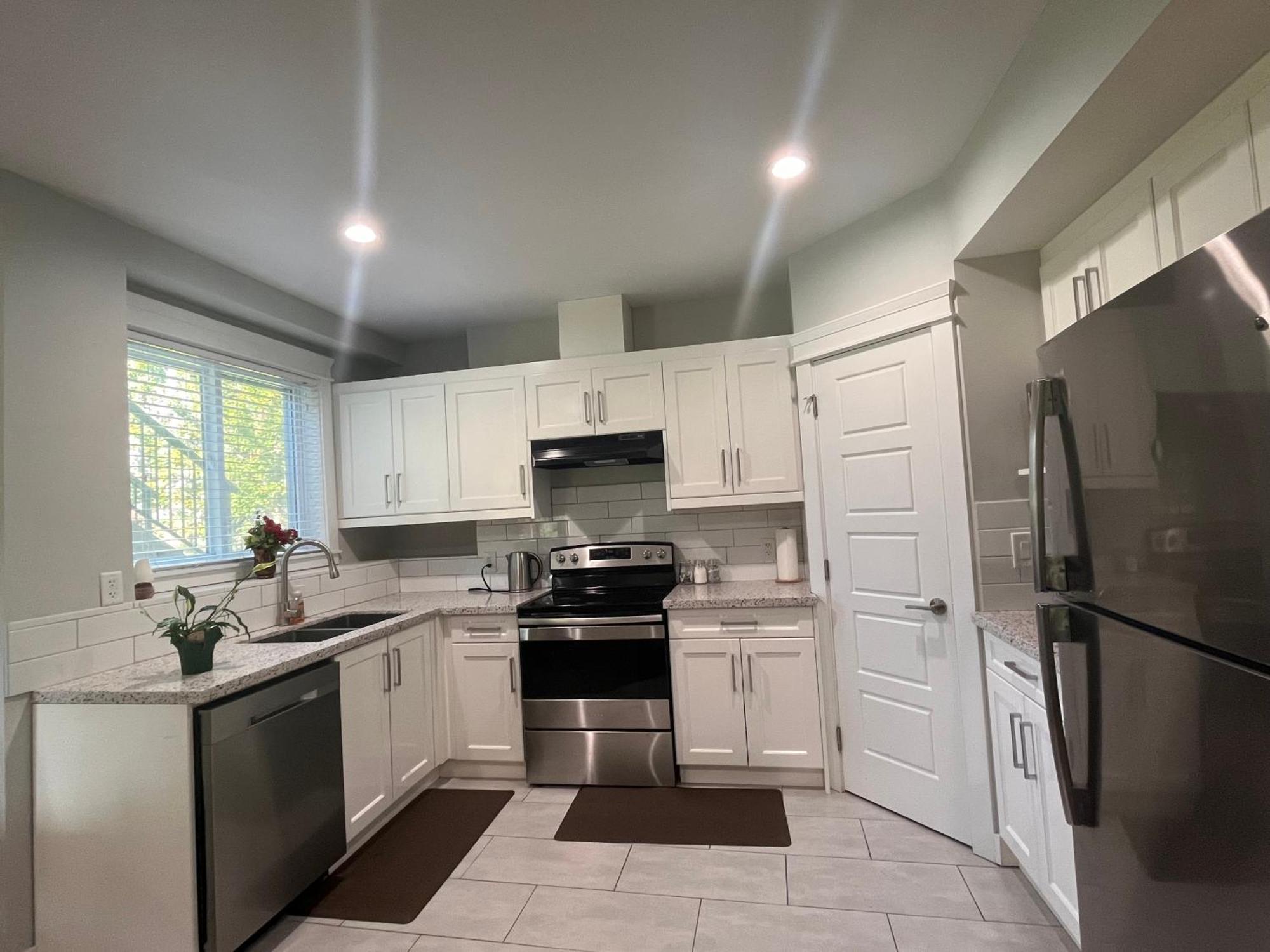 2 Bedroom Suite With Full Kitchen Revelstoke Exterior photo
